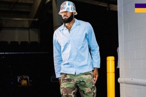 清爽穿搭 湖人官推晒赛前入场照：在奥兰多