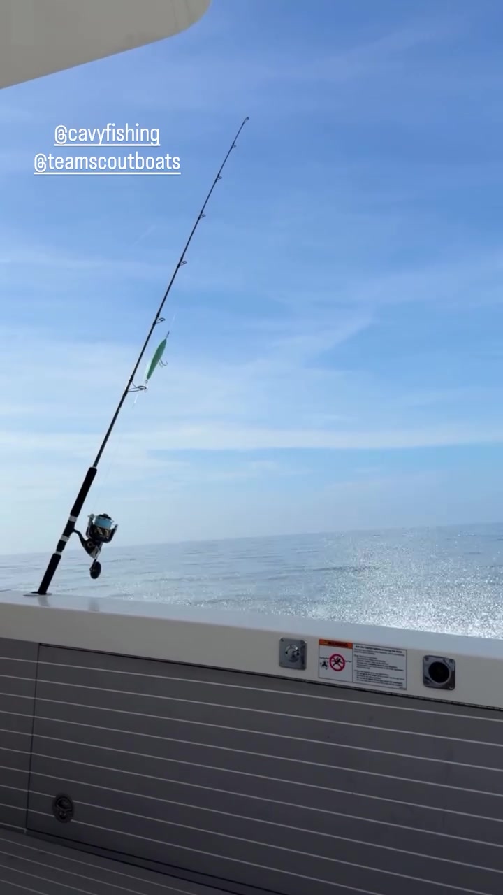 合同还没着落🤔西蒙斯今日更新社媒 再次开船出海钓鱼🎣